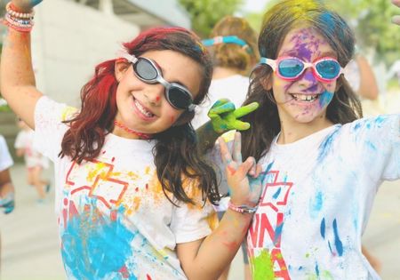 Niñas disfrutando de actividades creativas en el campus de verano en Salou