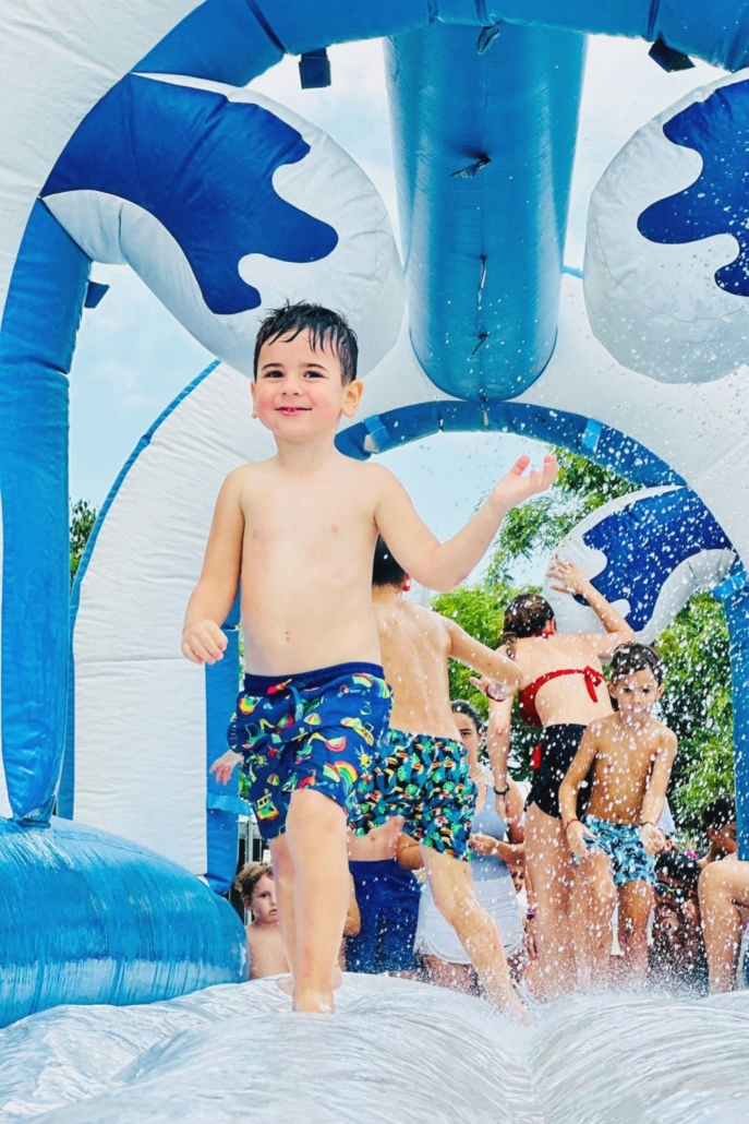 niños jugando en hinchables en un campus de verano en Salou